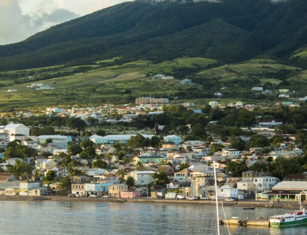 Basseterre, St Kitts avec le volcan Mt Liamuiga en arrière-plan