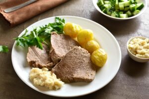 Boeuf bouilli avec pommes de terre et raifort