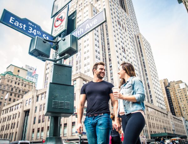 Couple marchant à New York