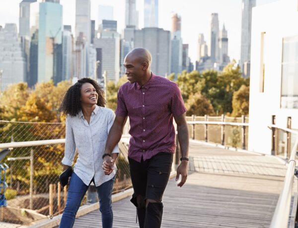 Couple visite à New York avec Manhattan Skyline en arrière-plan