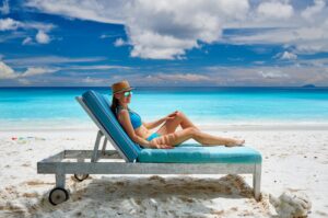 Femme sur la plage aux Seychelles