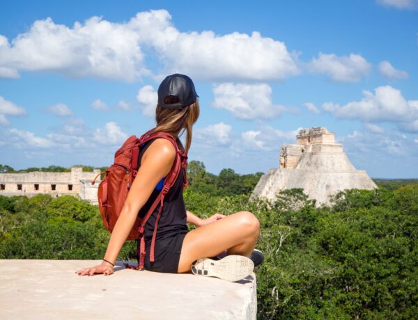Jeune femme voyageant avec sac à dos au Mexique, explorant les ruines mayas d'Uxmal au Yucatan
