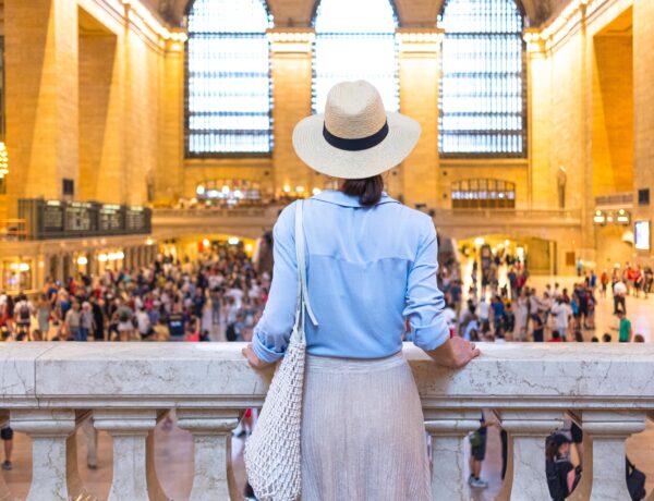 Jeune fille dans le Grand Central Terminal, NYC