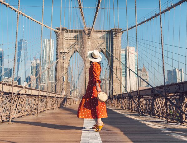 Jeune touriste sur le pont de Brooklyn