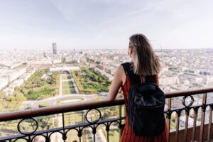 Touriste contemplant Paris
