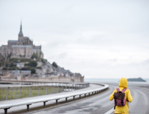 Touriste près de l'île Saint-Michel en France