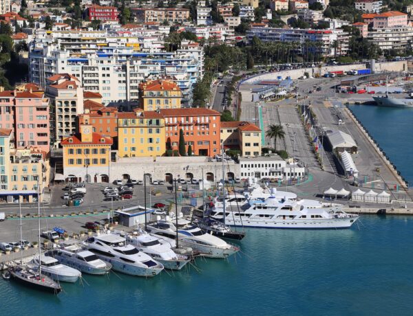 Vue sur le port de Nice et les yachts de luxe, France