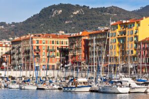 Vue sur le port de Nice et les yachts de luxe, France