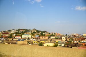 road trip au Ghana, vue latérale de maisons dans les régions rurales du Ghana