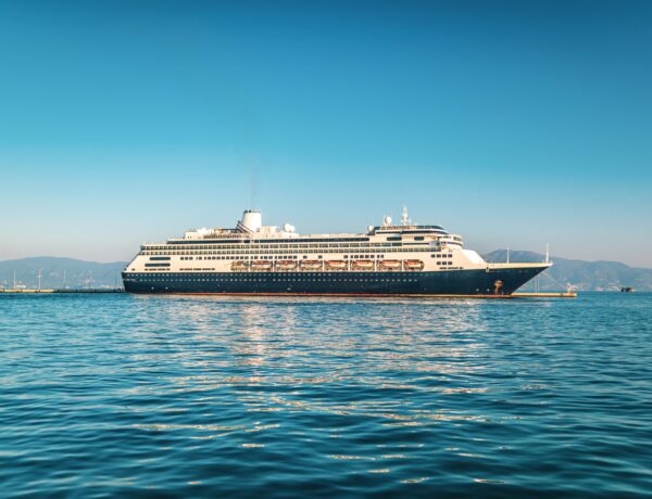 Paquebot de croisière naviguant sur la mer Méditerranée