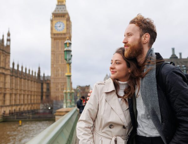 Un jeune couple passe un week-end à visiter Londres