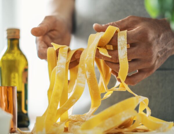 Le chef de pâtes prépare des pâtes italiennes fraîches