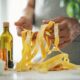 Le chef de pâtes prépare des pâtes italiennes fraîches