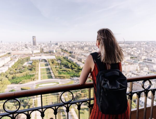 Touriste contemplant Paris