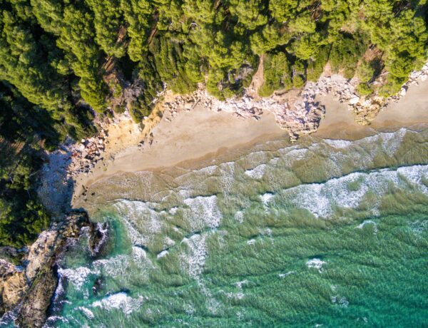 Vue aérienne de la côte méditerranéenne sur la Costa Brava, Espagne