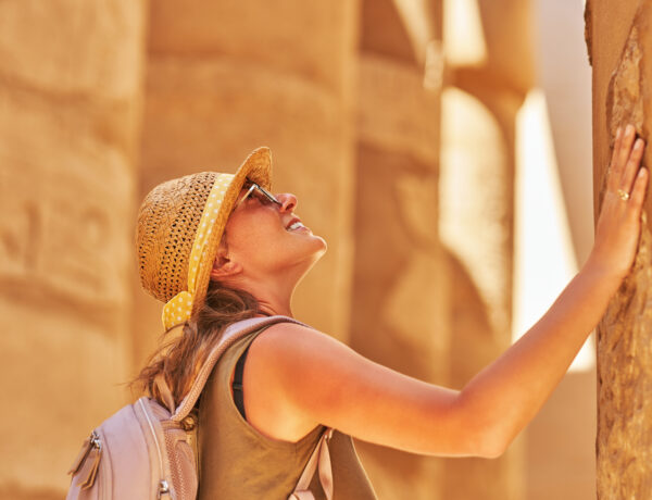 Une touriste dans le temple de Karnak a Louxor en Egypte