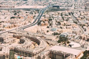 Vue aérienne du paysage urbain de Dubaï depuis la fenêtre de l'avion.