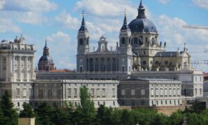 Palais royal et Cathédrale de la Almudena, Madrid, Castille, Espagne.