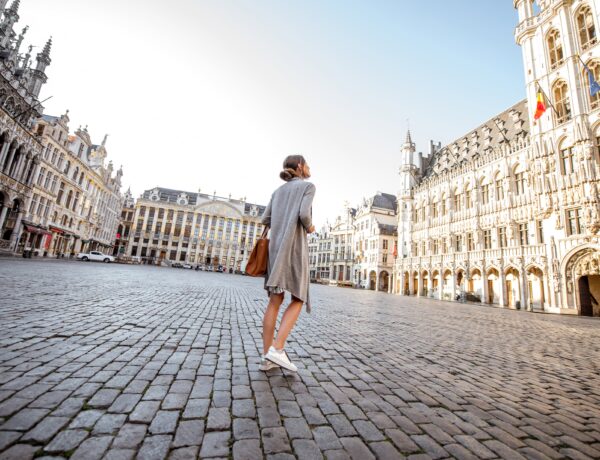 Femme voyageant à Bruxelles