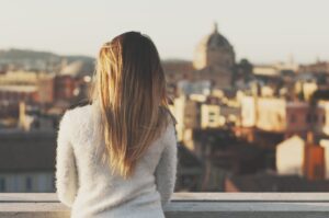 Jolie jeune touriste voyageant à Rome, Italie