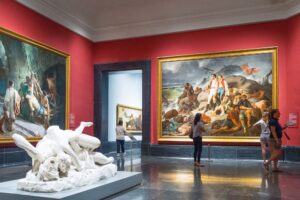 Visiteurs dans les salles du Musée Del Prado Madrid Espagne