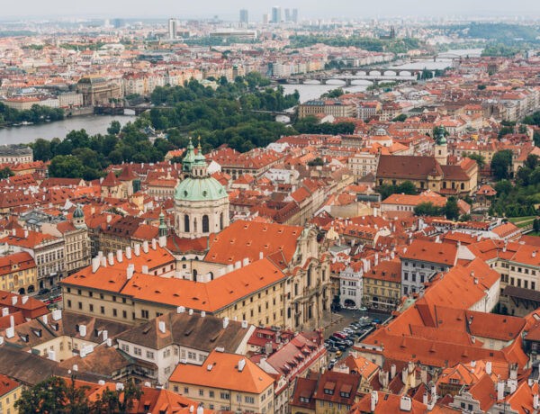Vue aérienne du magnifique paysage urbain de Prague avec toits