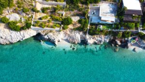 Belle plage côtière sur une mer à Qeparo en Albanie