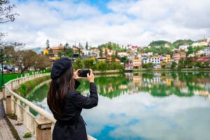 Jeune femme prenant une photo au lac Sapa dans la province de Lao Cai, Vietnam