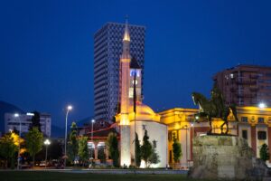Place Skanderbeg illuminée à Tirana, en Albanie