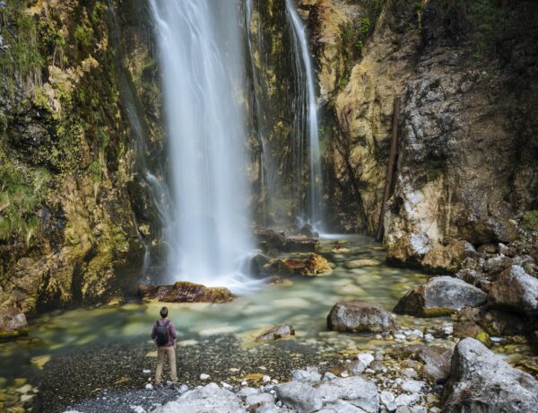 Randonneur regardant la cascade, montagnes maudites, Theth, Shkoder, Albanie