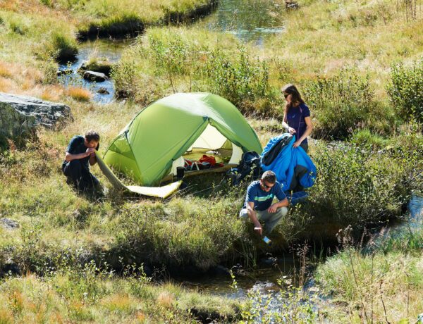 Camping trois personnes au bord d'un ruisseau, Chamonix, Haute Savoie, France