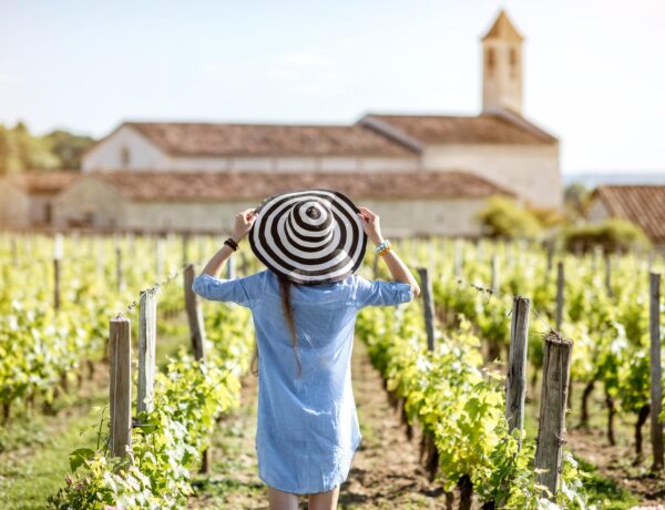 Femme appréciant les vignobles