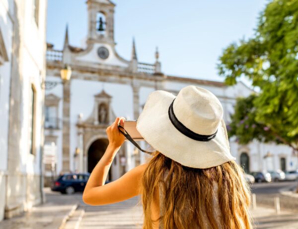 Femme voyageant dans la ville de Faro dans le sud du Portugal