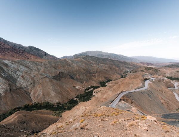 Routes sinueuses à travers les montagnes de l'Atlas au Maroc