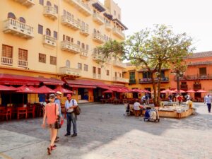 Touristes sur une place colorée de Carthagène, en Colombie