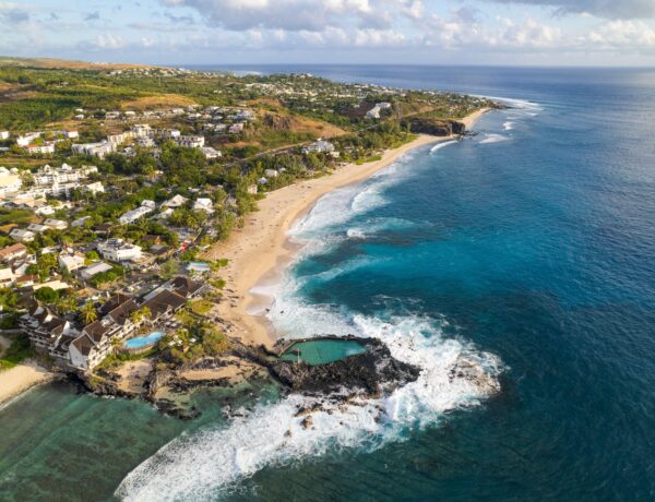 Vue aérienne de la plage de Boucan-Canot à l'ouest de l'île de la Réunion