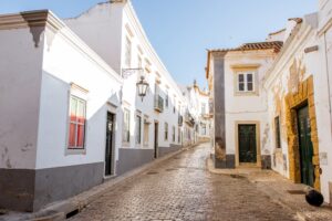rue typique de Faro au Portugal