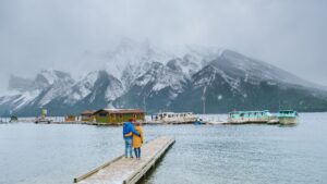 Lac Minnewanka dans les Rocheuses canadiennes à Banff, Alberta, Canada aux eaux turquoises, Canada