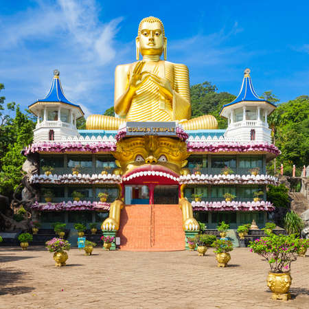 statue du Bouddha d'or à Dambulla