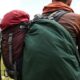 Comment accrocher un sac de couchage sur un sac à dos ?
