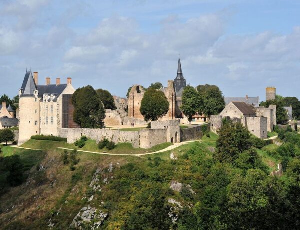Ce village médiéval, perché sur les hauteurs, incarne à merveille son titre de "perle du Maine