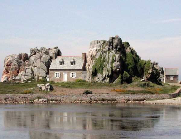 La mystérieuse maison du gouffre de Plougrescant : légende ou réalité ?